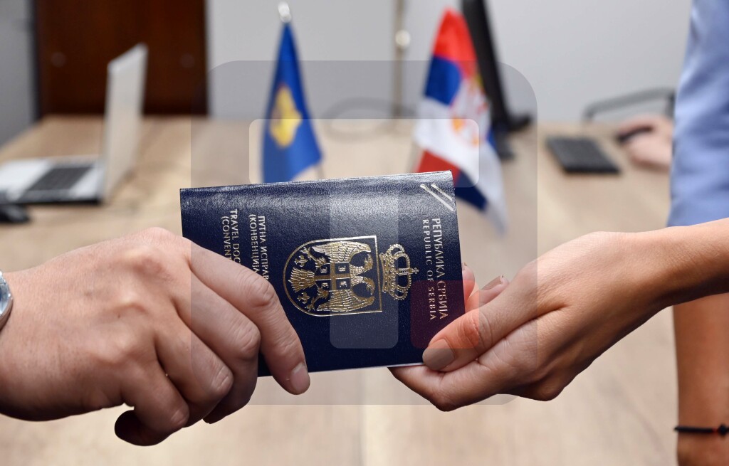 Ministarstvo unutrašnjih poslova uručilo Kazahstancu prvi pasoš za izbeglice