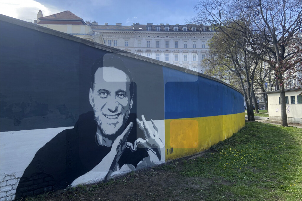 U Beču naslikani portreti Navaljnog iza spomenika sovjetskim herojima