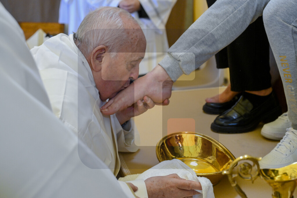 Papa Franja ritualno oprao noge 12 žena u zatvoru