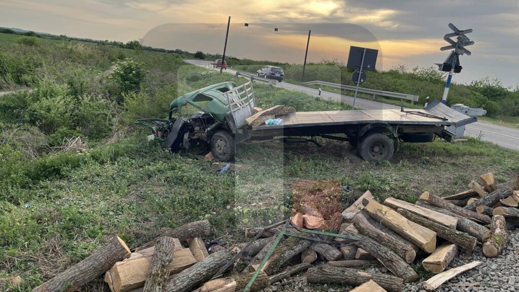 Infrastrukture: Kamion naleteo na voz kod Sremske Mitrovice, troje povređenih