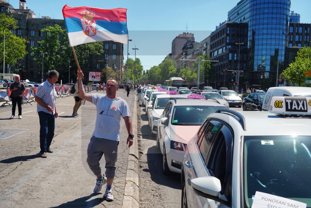 Protestna vožnja beogradskih taksista povodom mogućeg usvajanja rezolucije o Srebrenici