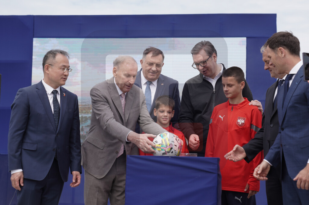 Vučić simbolično polaganjem lopte označio početak izgradnje Nacionalnog stadiona