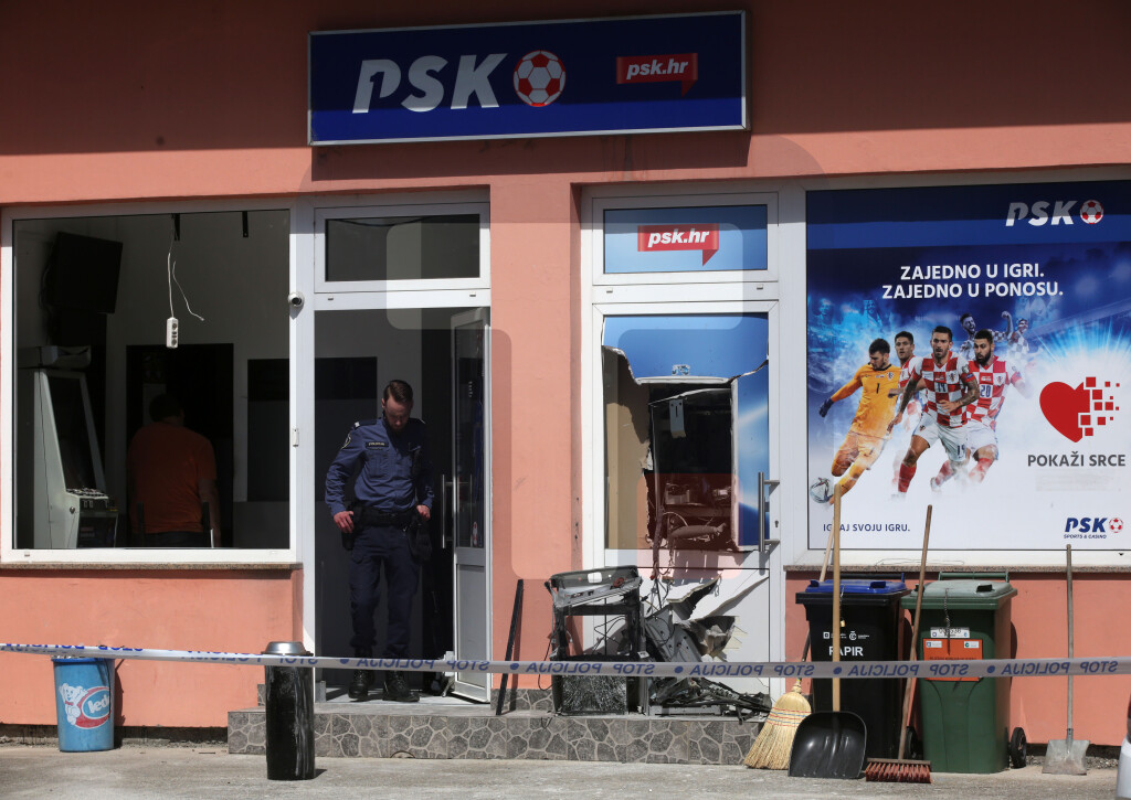 U Zagrebu noćas ođeknula eksplozija, bankomat se našao na kolovozu
