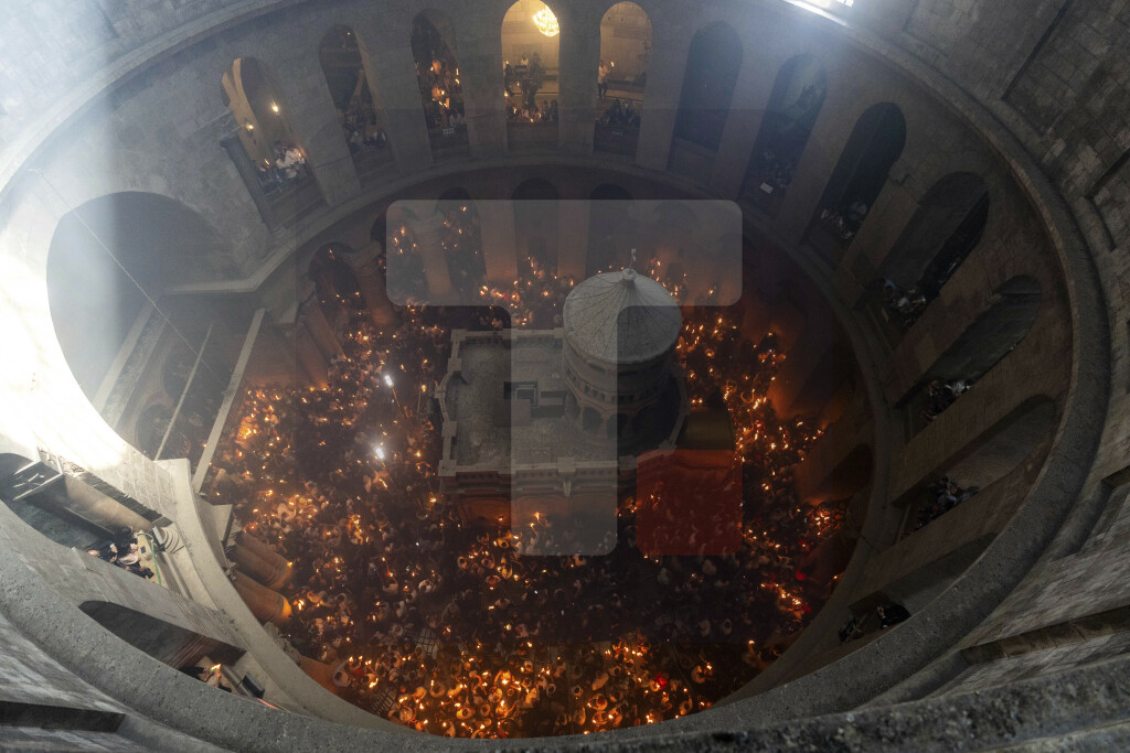 Blagodatni oganj unet u hram Groba Gospodnjeg u Jerusalimu