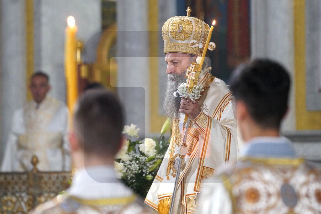 Vernici slave Vaskrs, patrijarh Porfirije u Hramu služio ponoćnu liturgiju