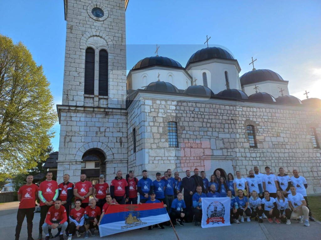 Grupa od 33 hodočasnika krenula pešice do manastira Ostrog