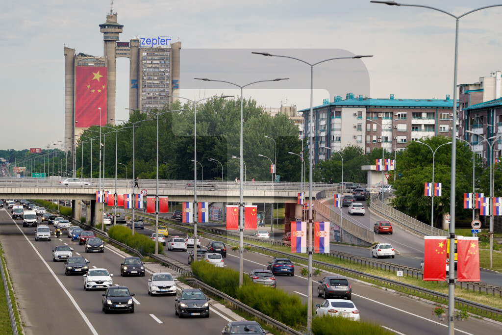 Zastave Kine i Srbije na beogradskim ulicama u čast dolaska predsednika Sija