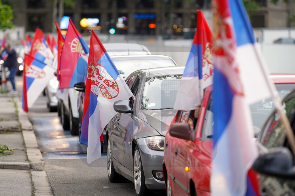 Automobili sa srpskim zastavama na Tgru Republike