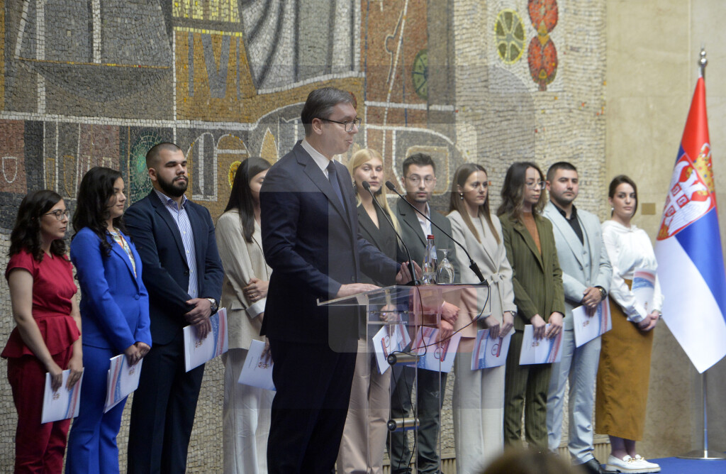 Počela ceremonija uručenja ugovora najboljim diplomcima medicine, prisustvuje Vučić