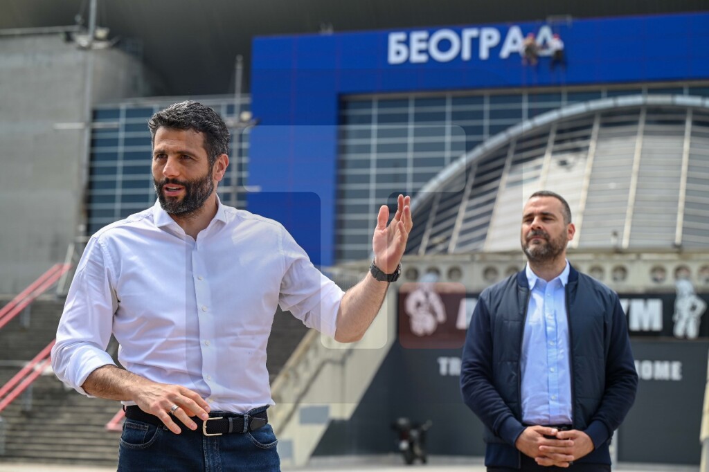 Šapić obišao radove na postavljanju natpisa "Beogradska arena"