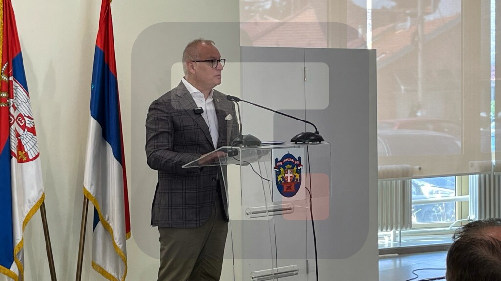 Vesić u Čačku uručio ugovore o dodeli 200mln din bespovratnih sredstava za 14 opština