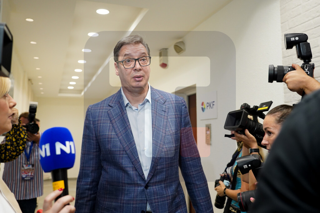 Vučić stigao u izborni štab SNS, zajedno sa Brnabić