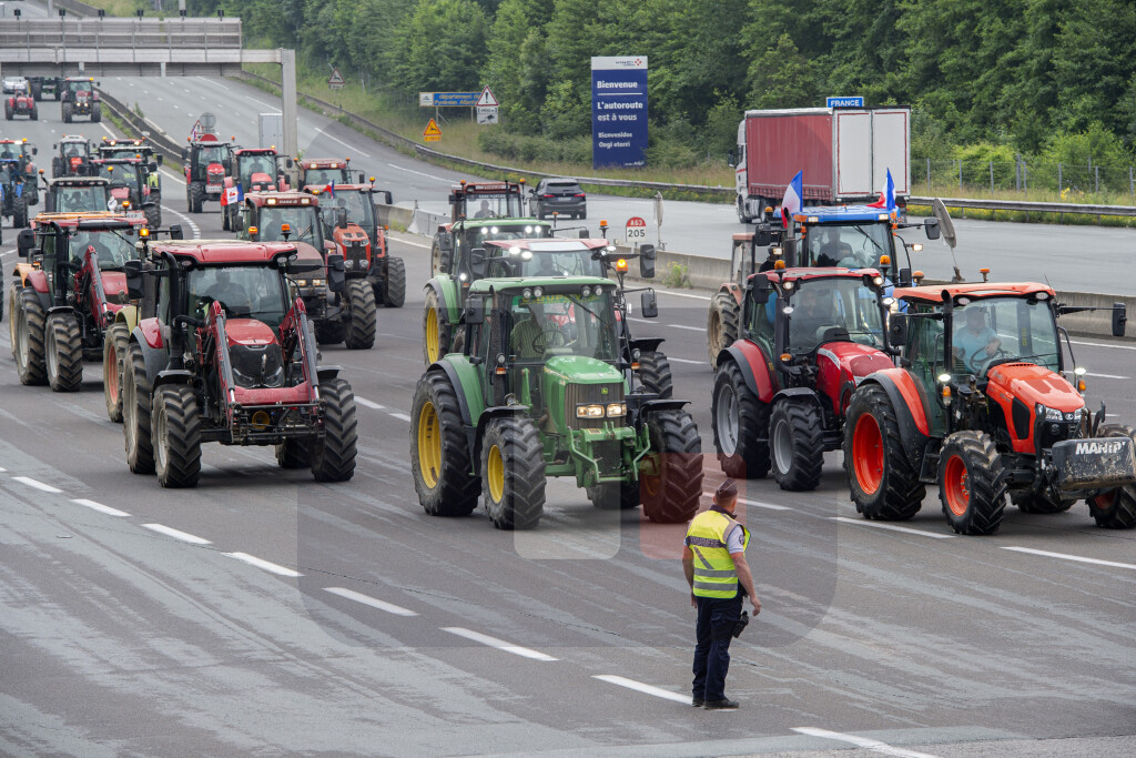 Protest francuskih i španskih poljoprivrednika uz blokadu puteva u pograničnom pojasu