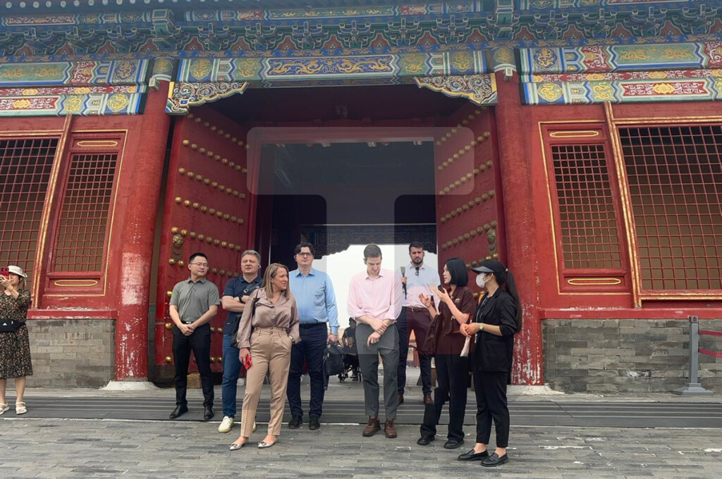 Srpski parlamentarci u poseti Zabranjenom gradu u Pekingu