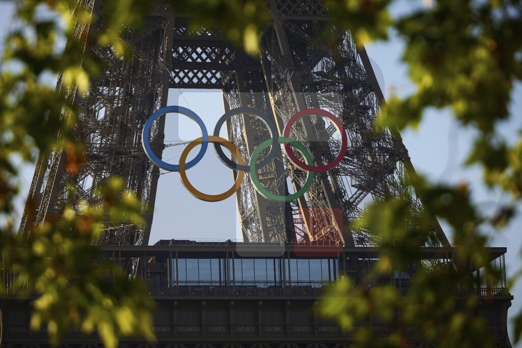 Olimpijski krugovi postavljeni na Ajfelov toranj 50 dana pred početak Olimpijskih igara