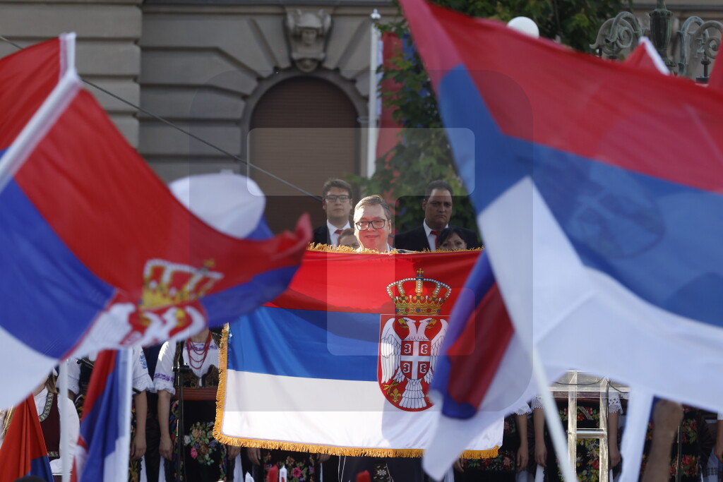 Vucić na Trgu republike razvio srpsku zastavu