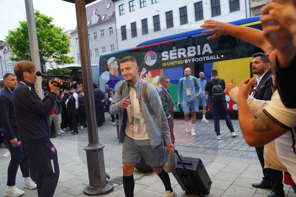 FudbalerI Srbije stigli u Augsburg - bazu tokom EP, ovacije navijača ispred hotela
