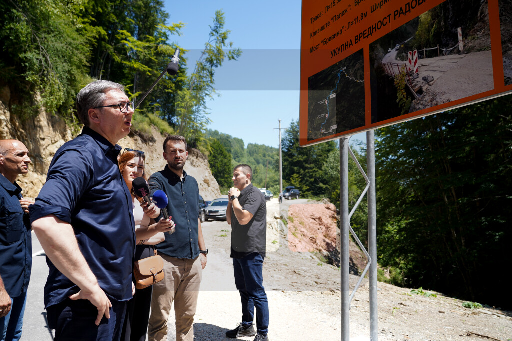 Vučić obišao rekonstruisani put Studenica - Rudno i novi most