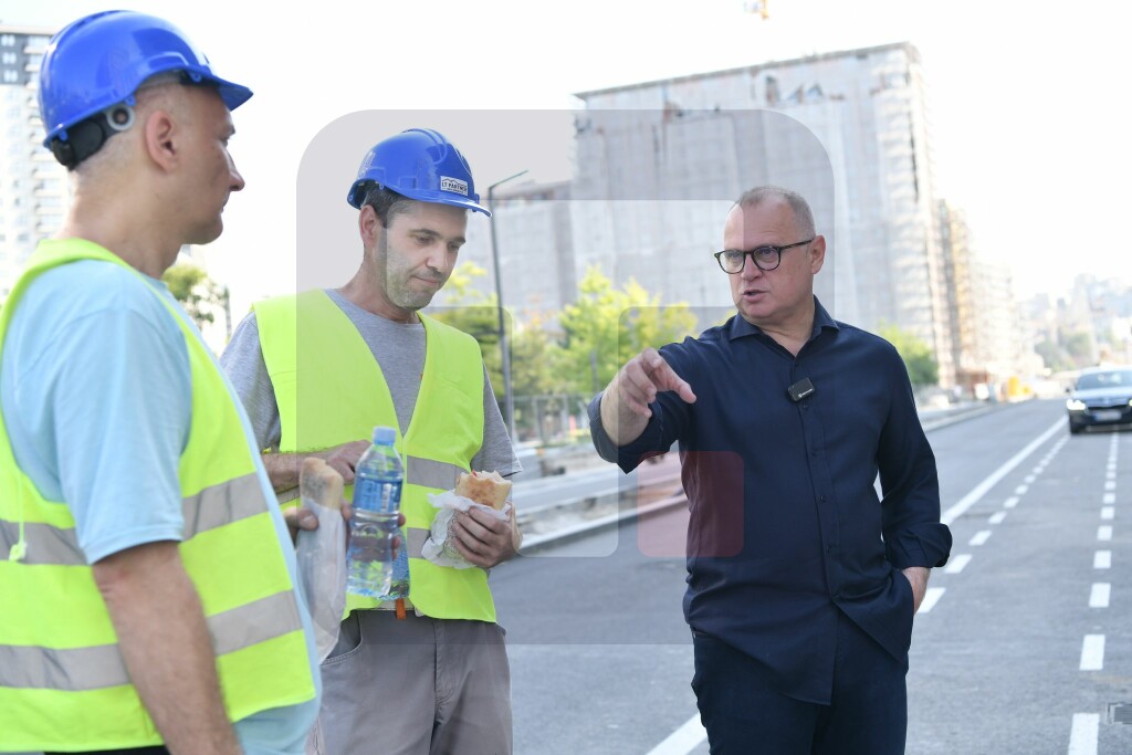 Vesić doručkovao sa radnicima u Beogradu na vodi: Zaštititi ljude od sunca i ekstremnih temperatura
