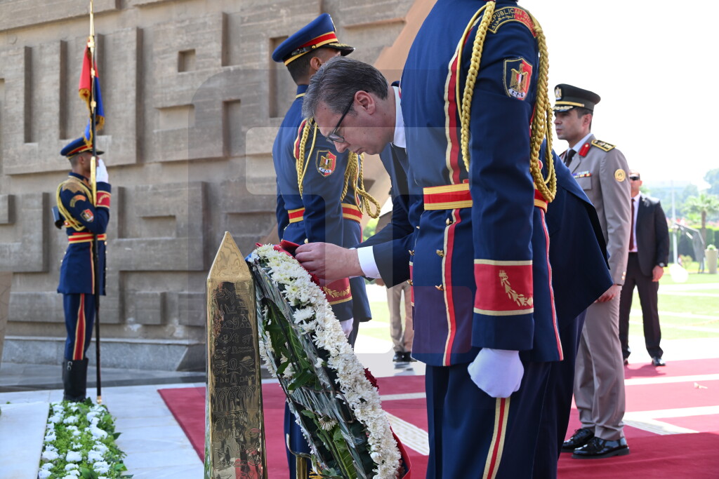 Vučić položio venac na grob Neznanom junaku u Kairu