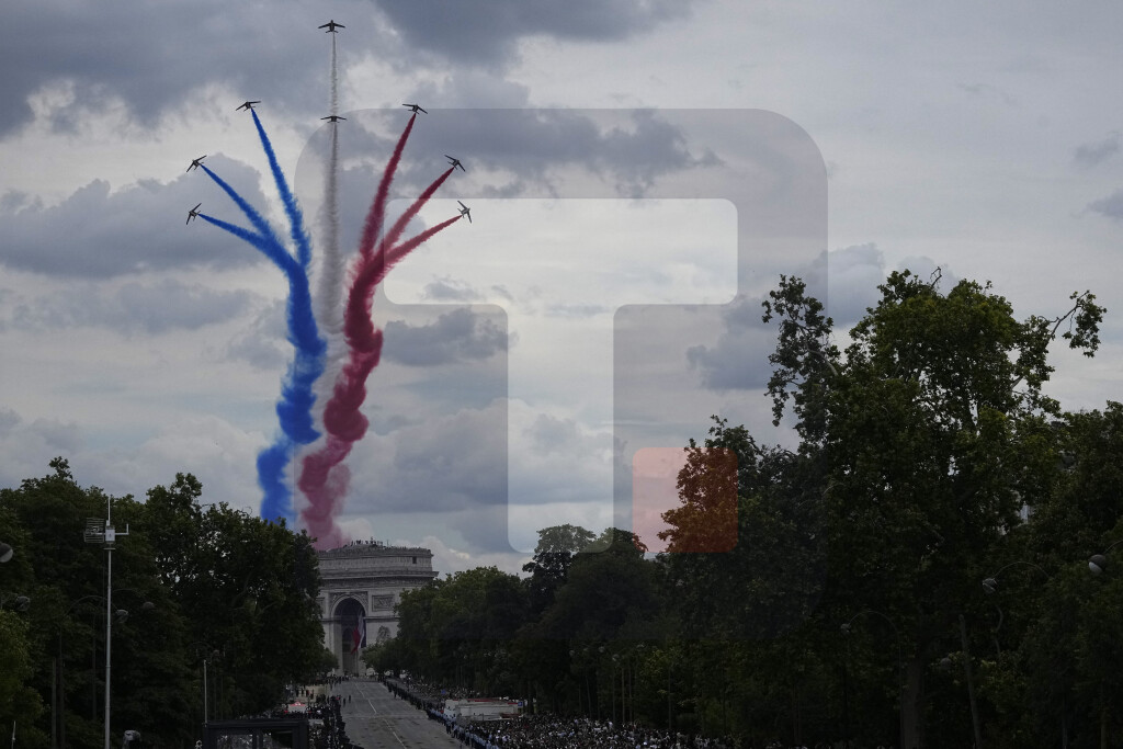 U Parizu obeležen Dan pada Bastilje i upaljena Olimpijska baklja