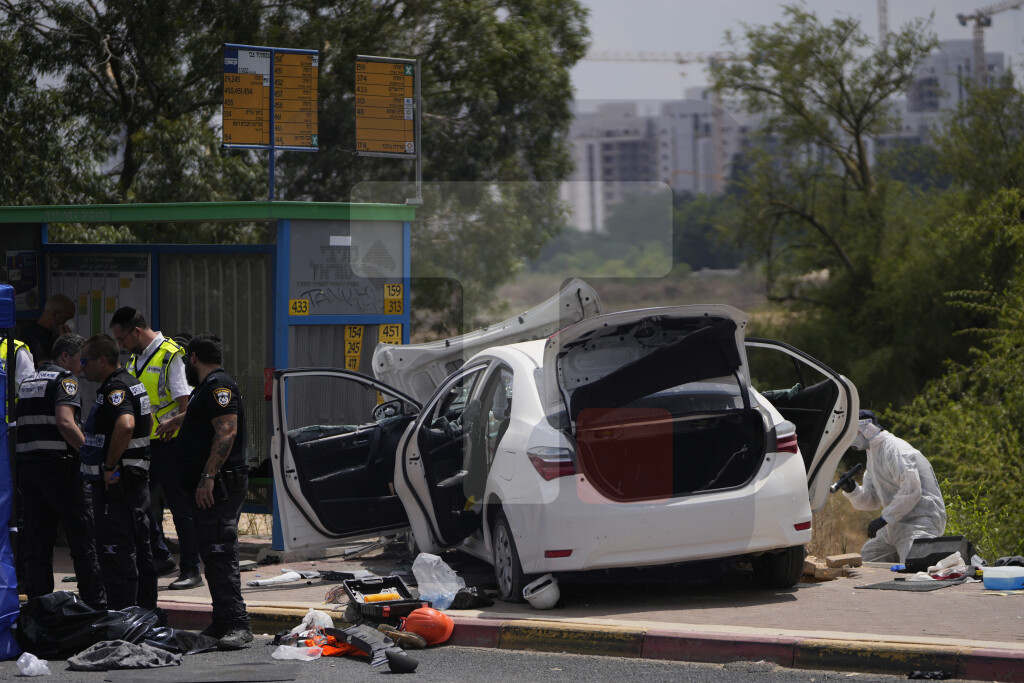 Četiri osobe povređene u naletu automobila na autobusku stanicu u centralnom Izraelu