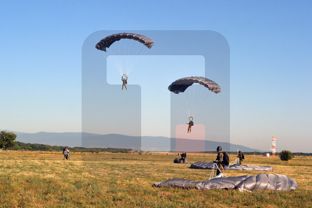 U toku viša padobranska obuka vojnih padobranaca