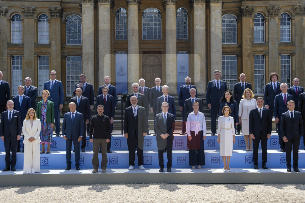 Zajednička fotografija šefova delegacija na četvrtom Samitu Evropske političke zajednice u Londonu