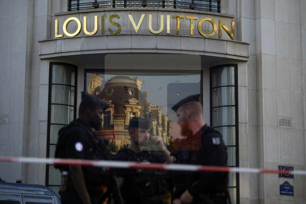 Darmanen: Policajac povređen nožem u cetru Pariza, počinilac neutralisan