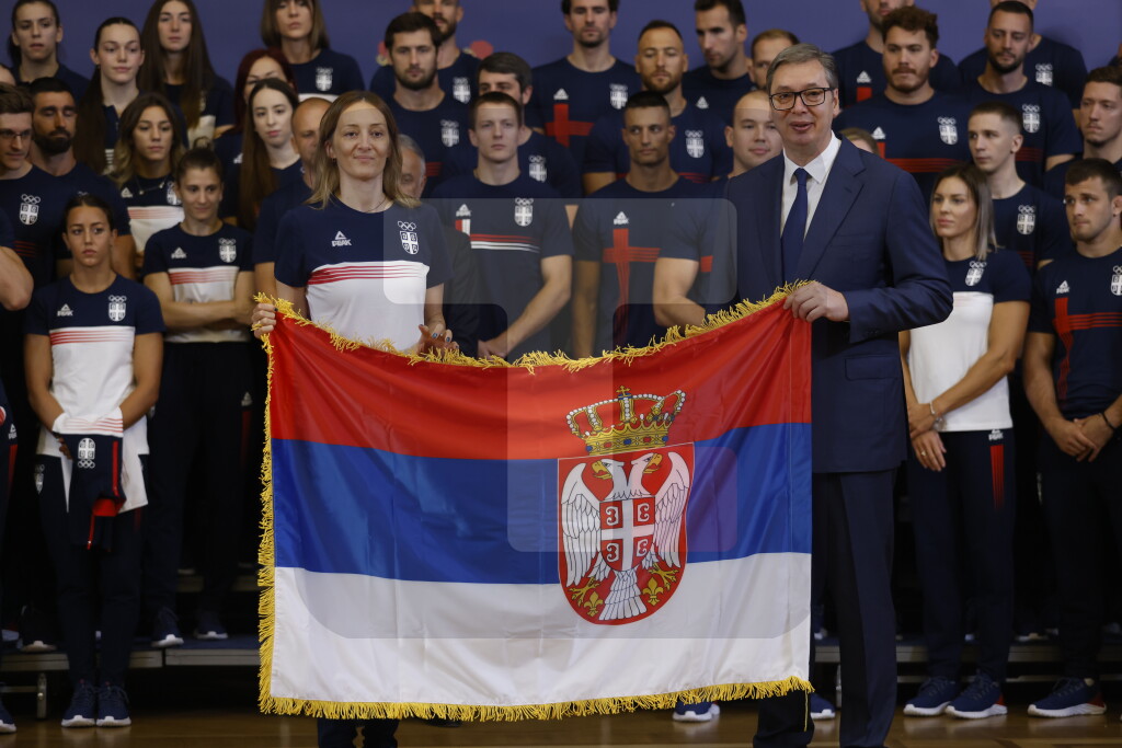 Vučić primio olimpijski tim Srbije i uručio državnu zastavu za Igre u Parizu