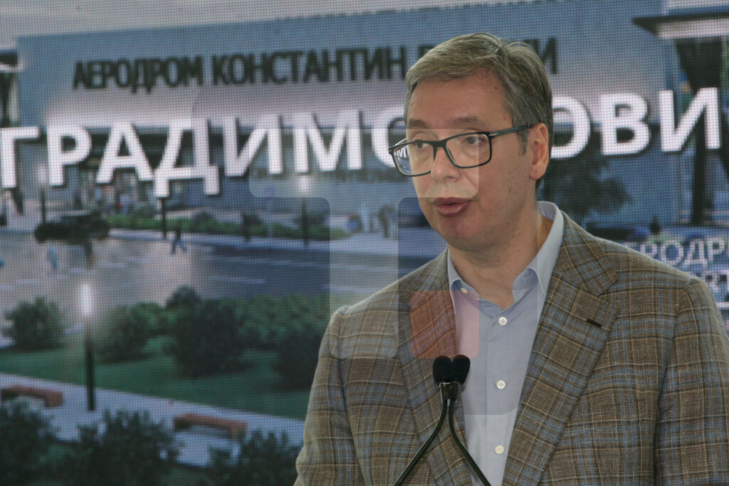 Vučić: Nadam se da sledeće godine idemo na preko 500.000 putnika na niškom aerodromu