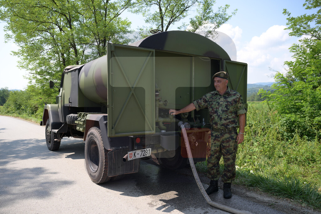Pripadnici Vojske Srbije pomažu u opštinama koje se suočavaju s nestašicom vode