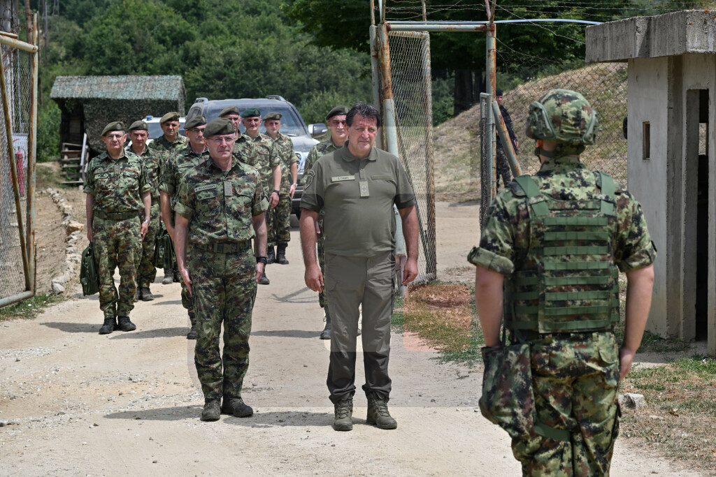 Gašić i Mojsilović obišli pripadnike Vojske Srbije u Kopnenoj zoni bezbednosti