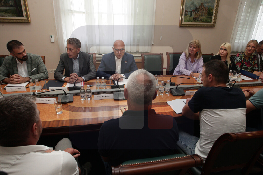 Sastanak Vučevića i Martinovića sa predstavnicima sedam udruženja poljoprivrednika