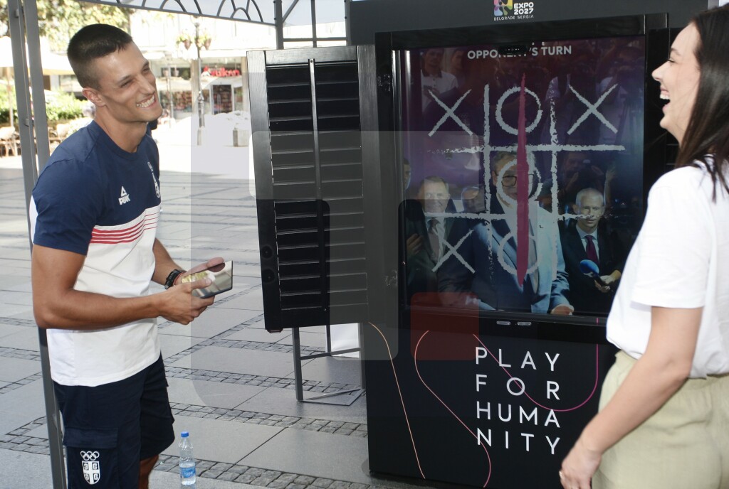 Predsednik Vučić odigrao igru "iks oks" sa sportistima u Beogradu peko video veze