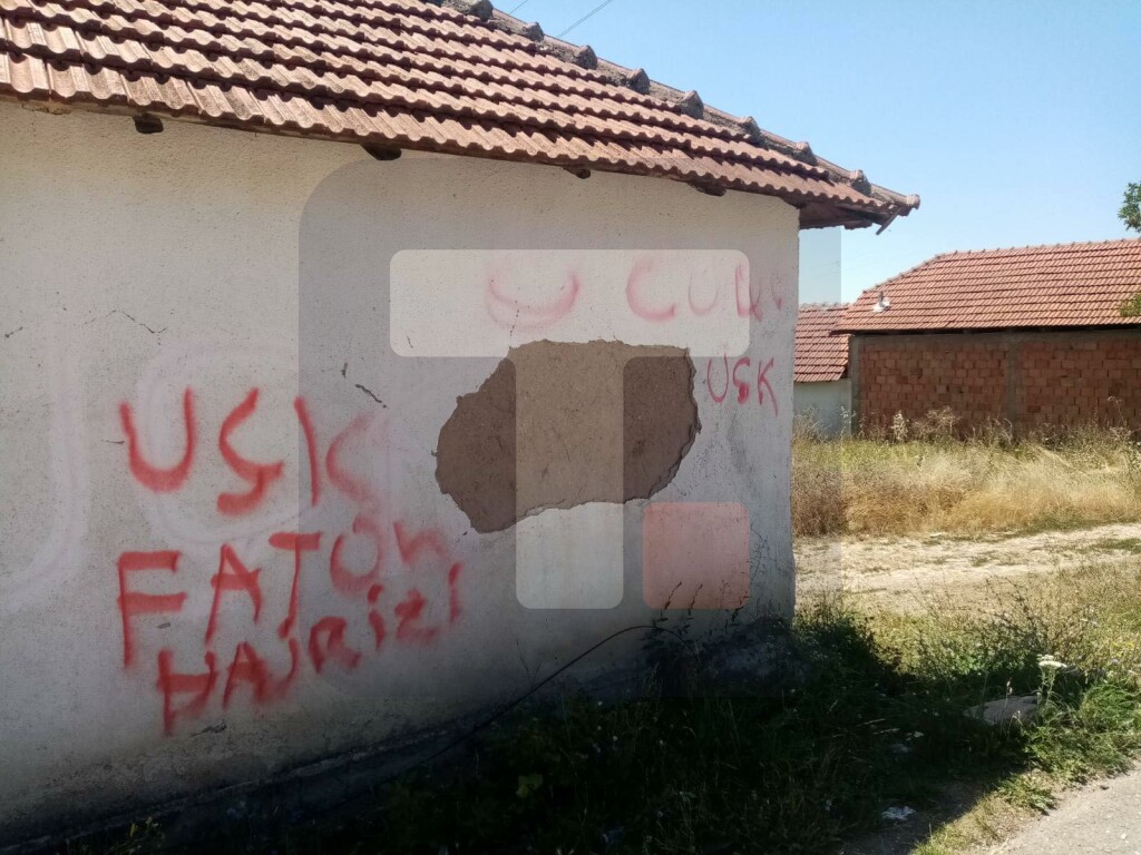 Na kući porodice Đurković kod Vučitrna grafiti "UČK" i ime teroriste Fatona Hajrizija