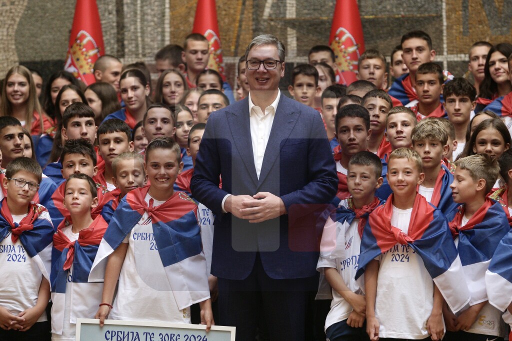 Vučić sa mladim sportistima, učesnicima kampa "Srbija te zove"