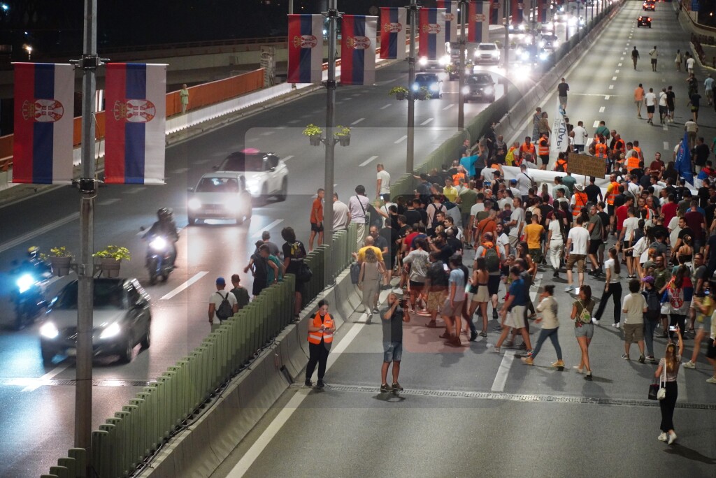 Učesnici protesta krenuli ka Prokopu i Železničkoj stanici Novi Beograd