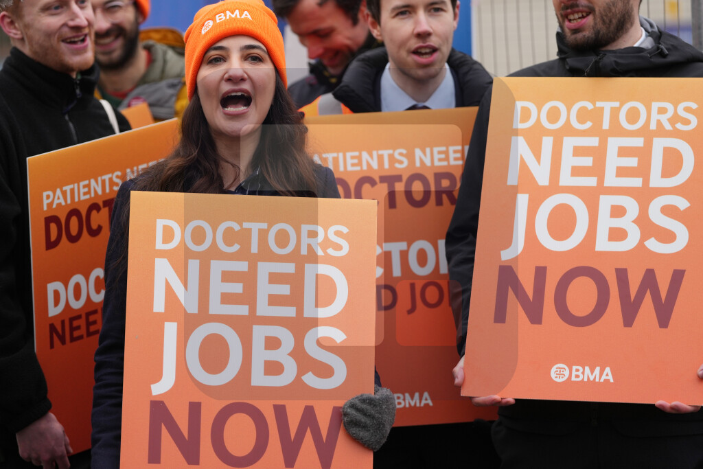 Lekari u Engleskoj započeli petodnevni štrajk zbog plata i uslova rada