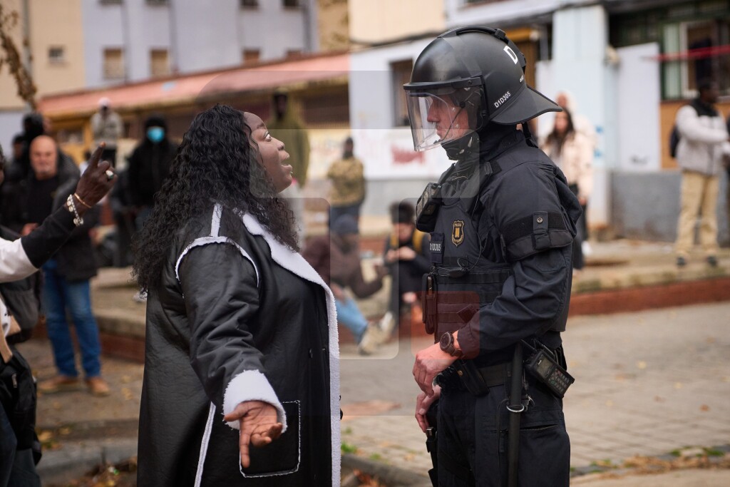 Španija: Policija izbacuje stotine migranata iz nebezbedne napuštene školske zgrade