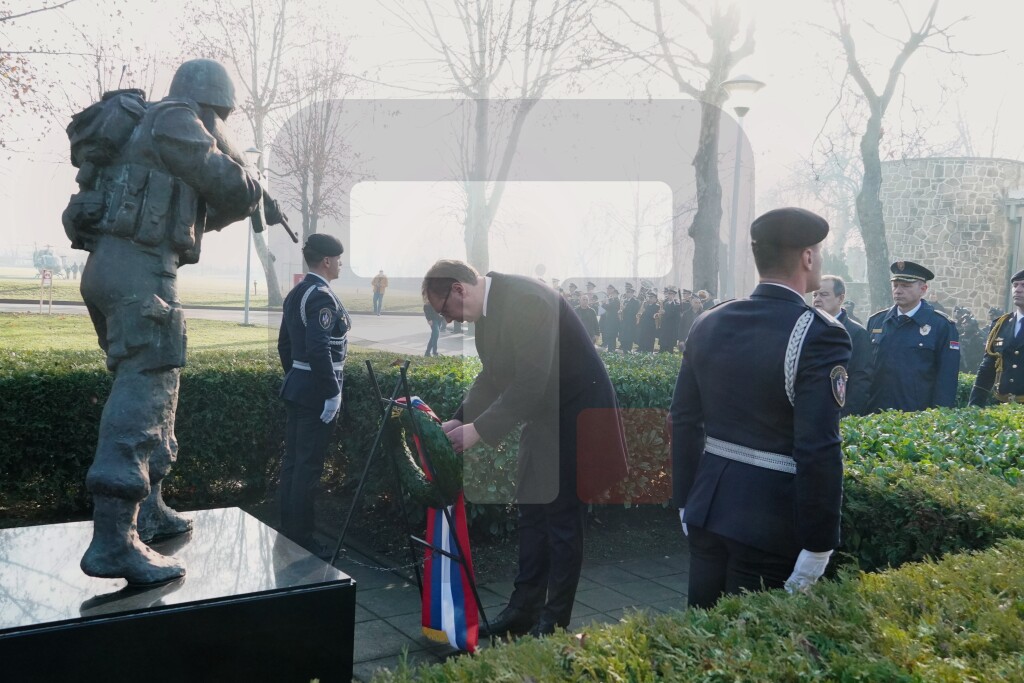 Vučić položio venac na spomen-zid poginulim pripadnicima SAJ-a