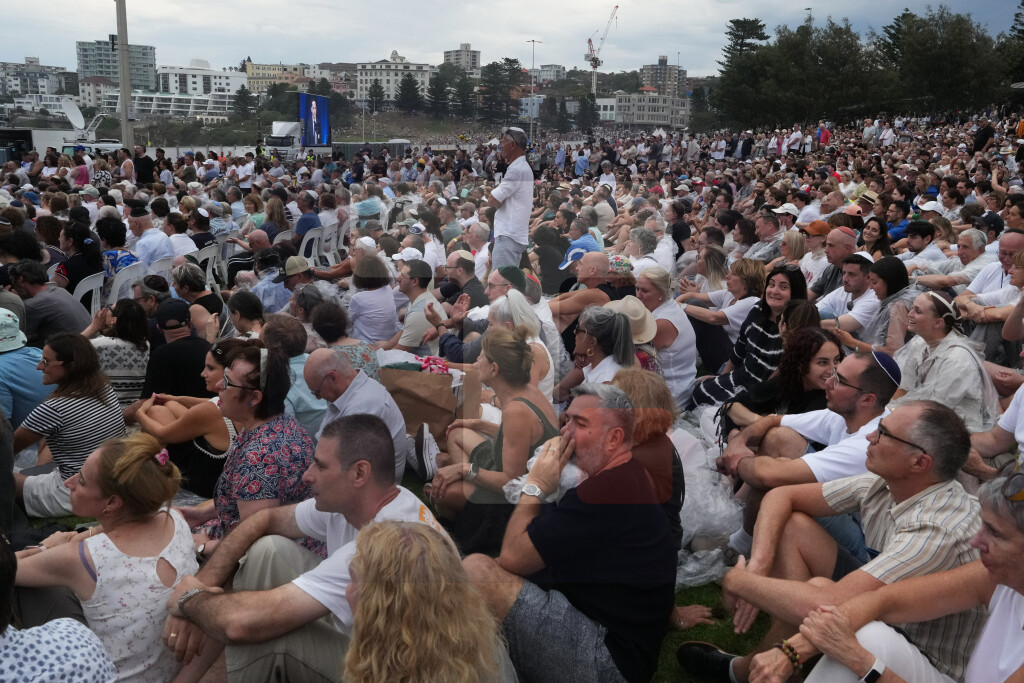 Hiljade ljudi odalo poštu žrtvama napada na plaži Bondaj u Sidneju