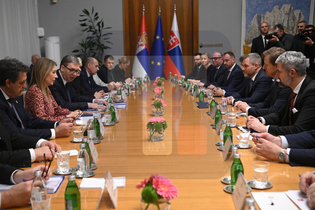 Počeo sastanak delegacija Srbije i Slovačke na čelu sa Vučićem i Pelegrinijem