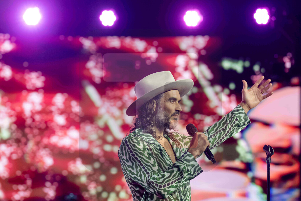 Komičar i glumac Rasel Brend optužen po još dve tačke za silovanje i seksualni napad