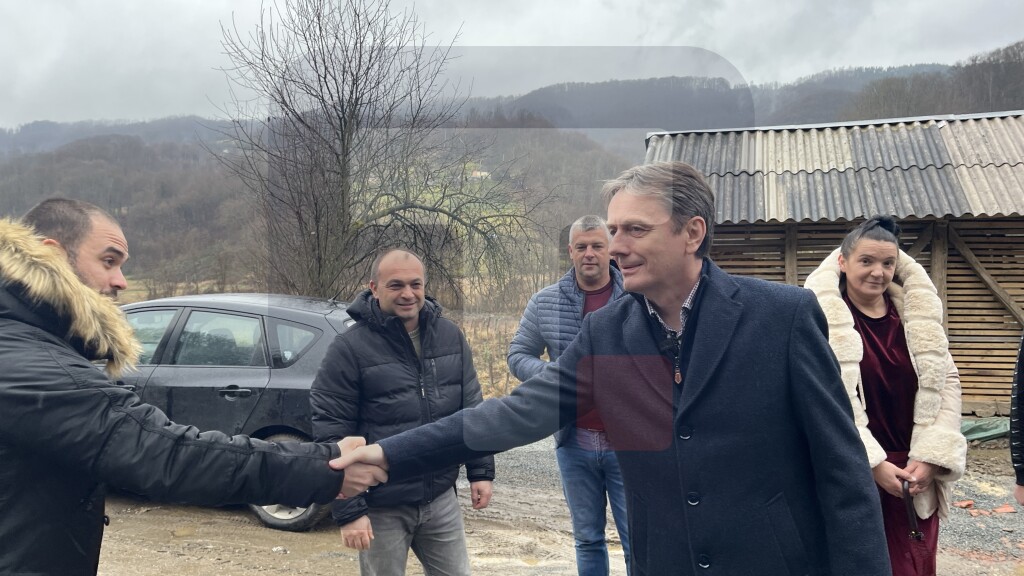 Ministar Glišić otvorio vodovodnu mrežu u selu Gračanica kod Ljubovije