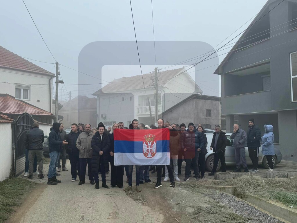 Srbi iz Kosovskog Pomoravlja na glasanje krenuli zajedno, sa srpskom trobojkom