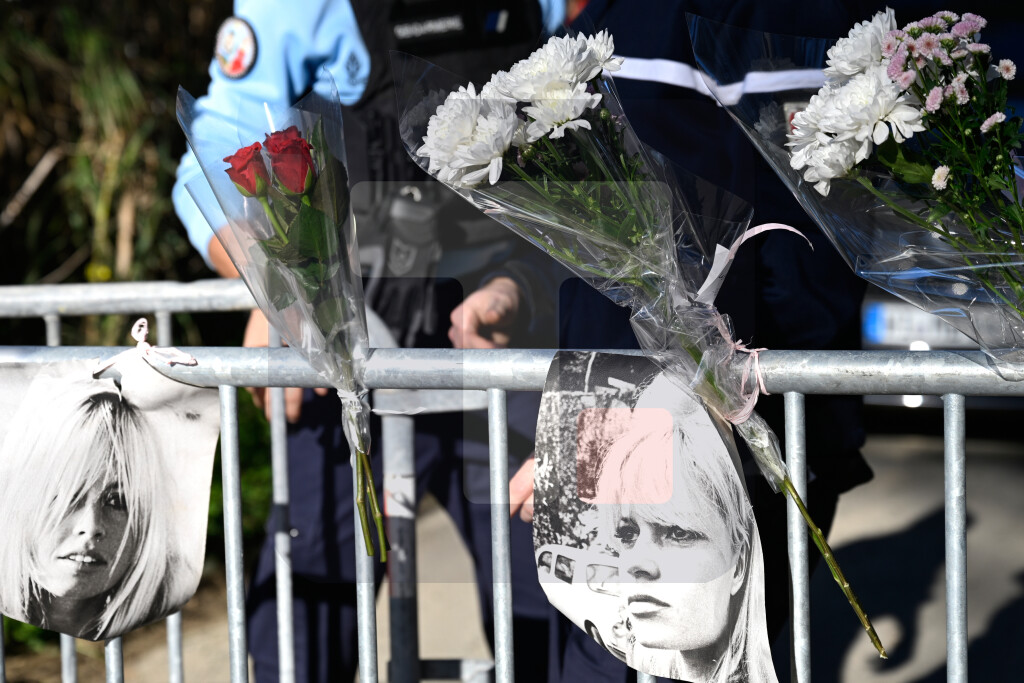 Obožavaoci odaju počast Brižit Bardo ispred njene vile u Sen Tropeu