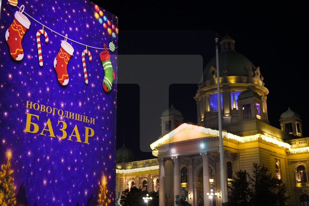 Ispred Skupštine Srbije postavljeni ukrašeni štandovi za božićno selo