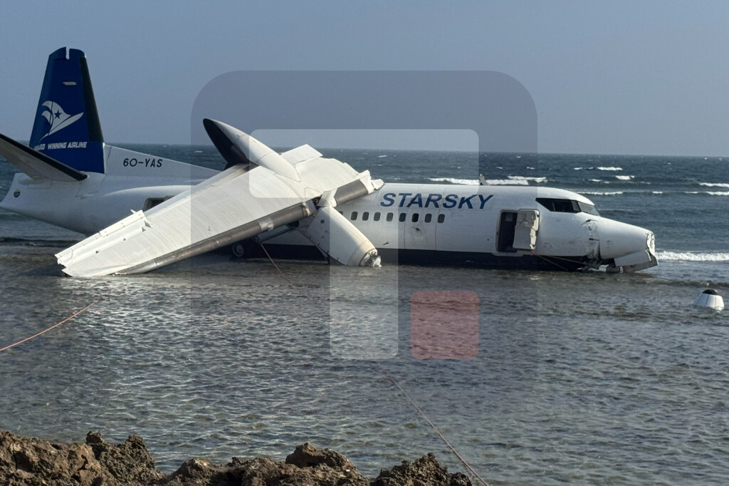 Avion sa 55 putnika sleteo sa piste i završio na plaži u Somaliji