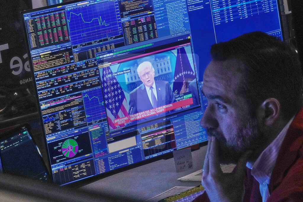 Američke akcije pale nakon što je Tramp najavaio da povećava globalne carine